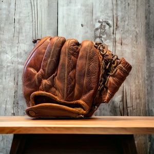 Rare fullback 1930's-1940's CANADA made DR D&R glove laced fingers RH throw